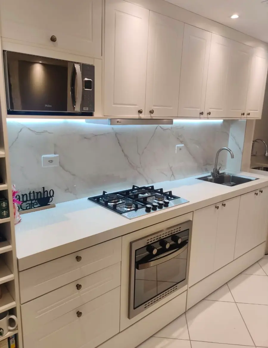 Cozinha planejada branca com LED