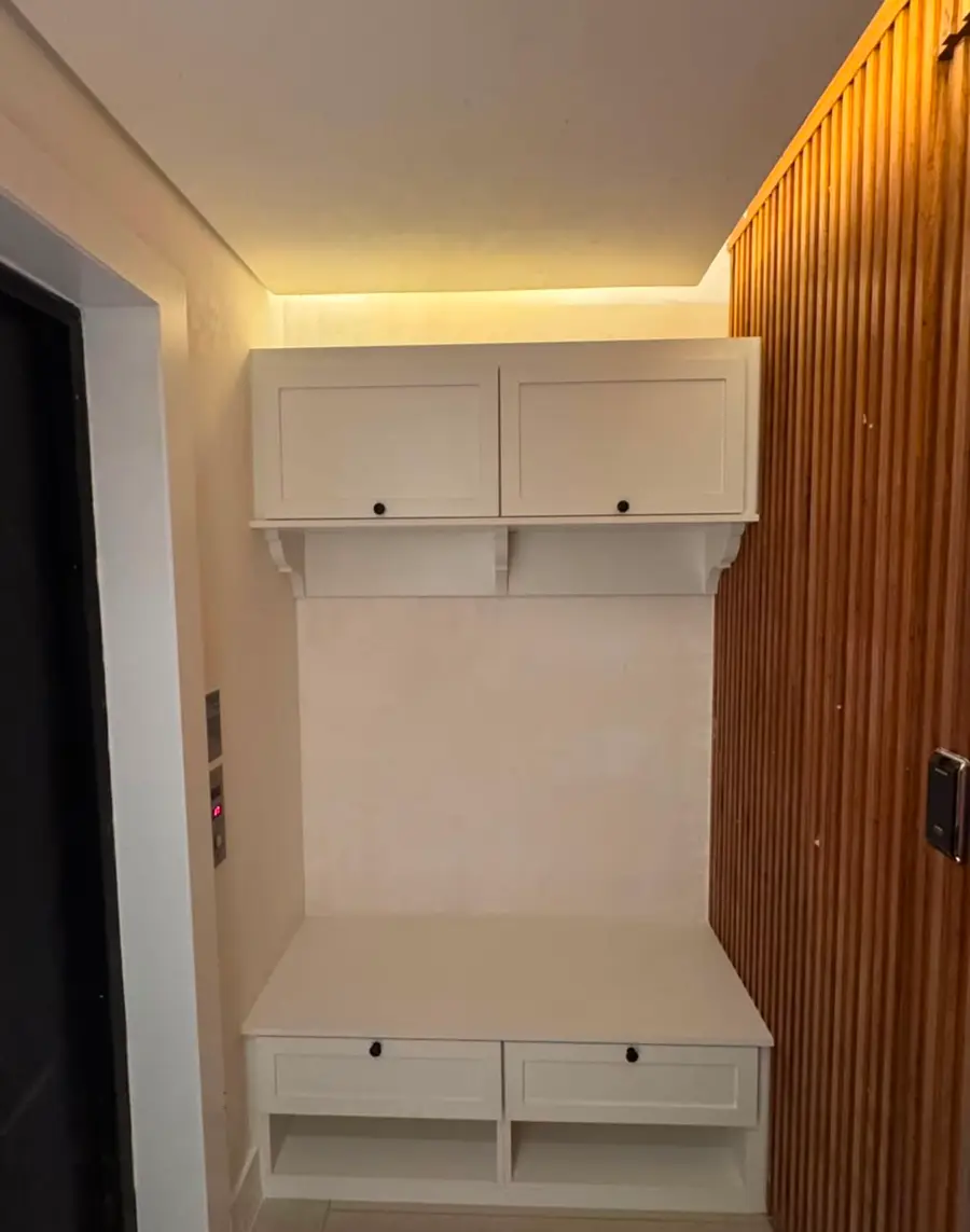 Hall de entrada planejado com armário e LED